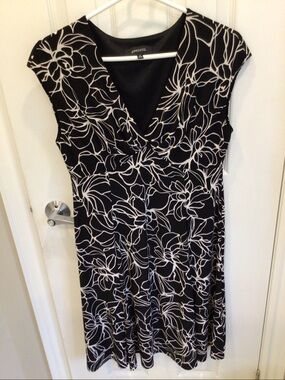 Jones & Co Black & White Fit & Flare Floral Faux Wrap Dress Size 10 NWT